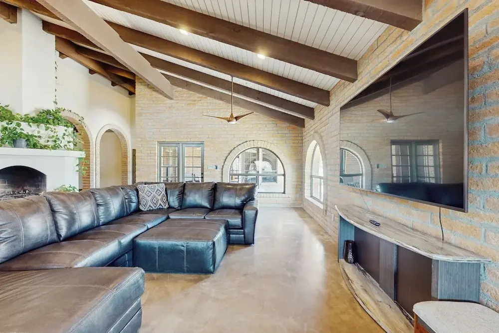 3 BR Home, Spacious Backyard w/ Pool
