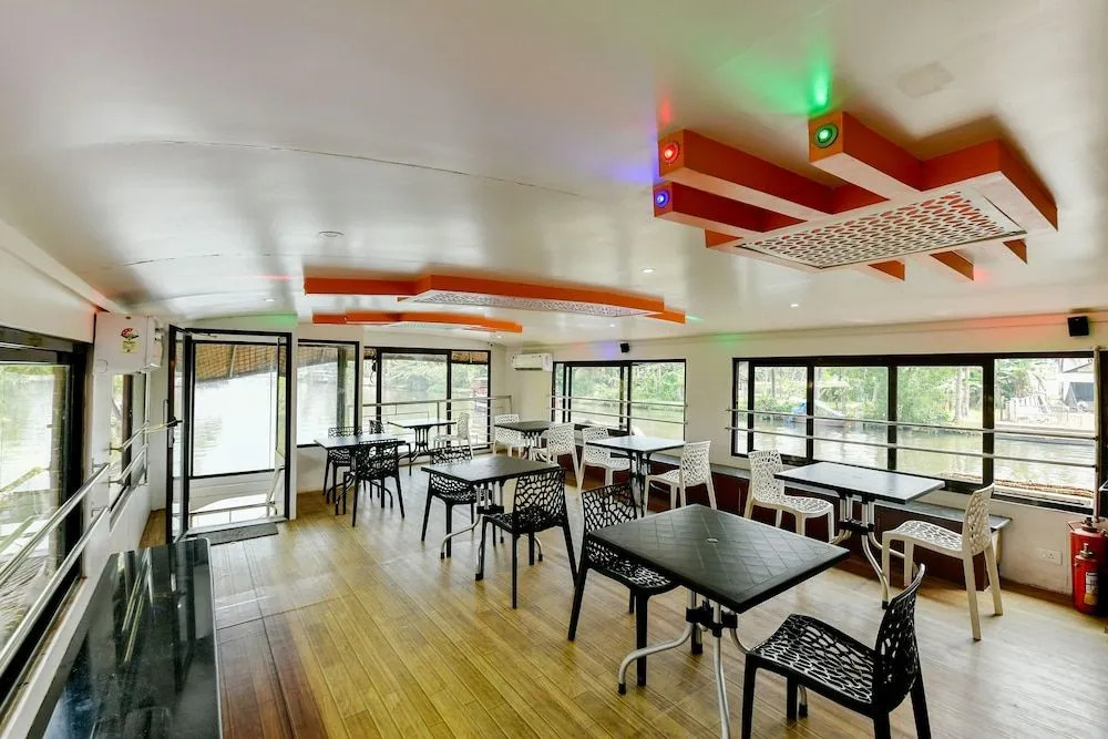 OYO 23482 Sht Symphony Premium Sharing Houseboat