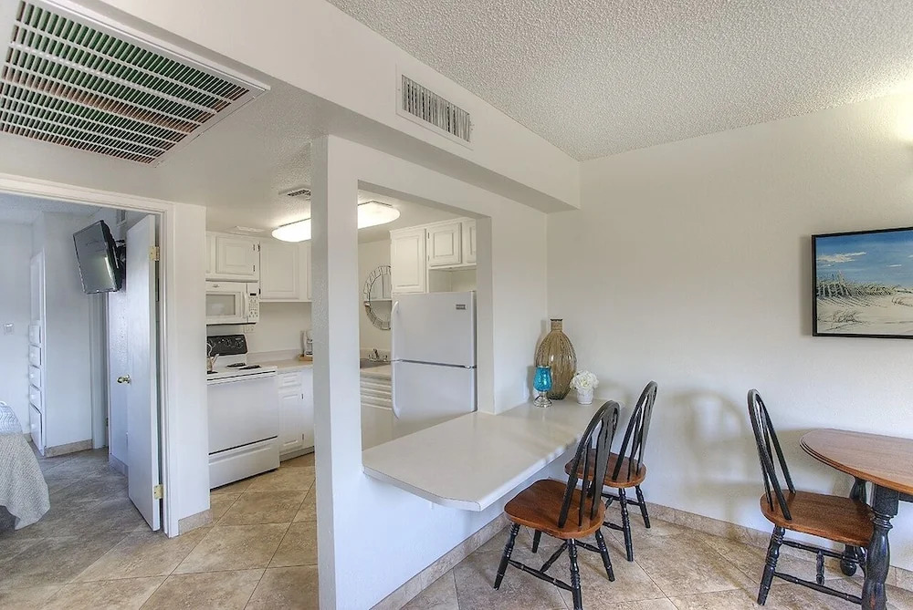 140 Fully Furnished Condo with WiFi by RedAwning