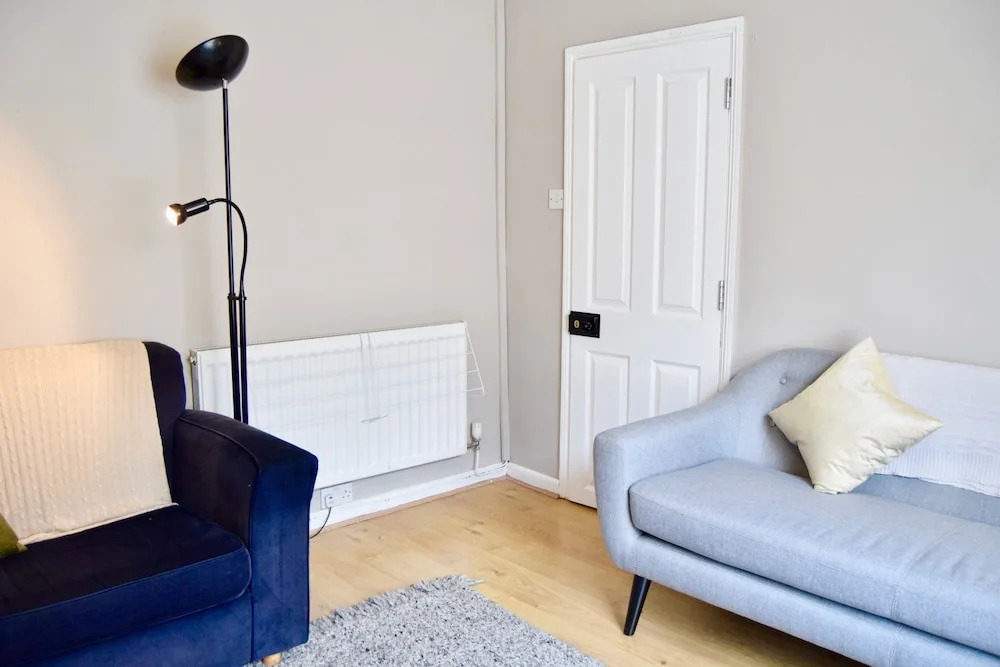 Spacious 3 Bedroom Family Home With Back Garden