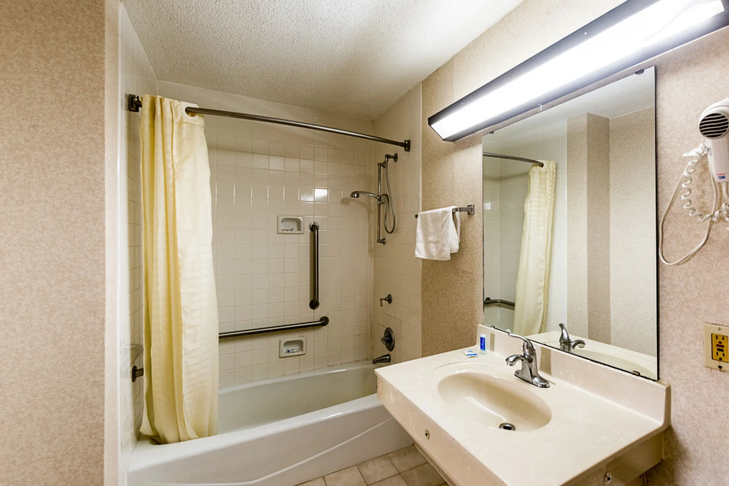 Rodeway Inn & Suites