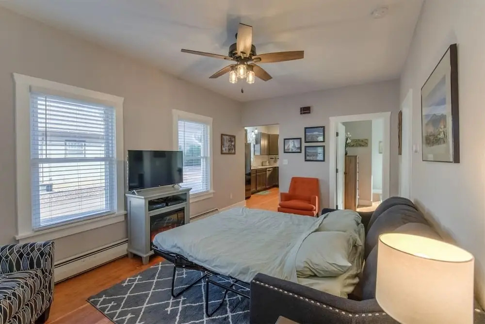 Couple's Mountain Getaway Close to Everything!