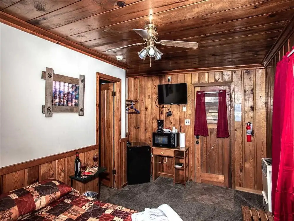 Apache Village Cabinette 15, Queen Bed, Midtown, Sleeps 2