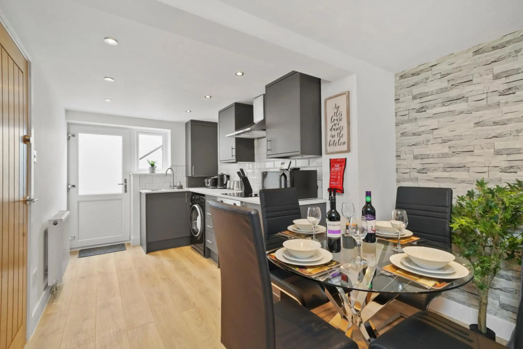 Stylish Boutique 1 Bed Apartment 4 Guests Wi-Fi Netflix Disney Plus Parking Close To Town & Gravesend Station