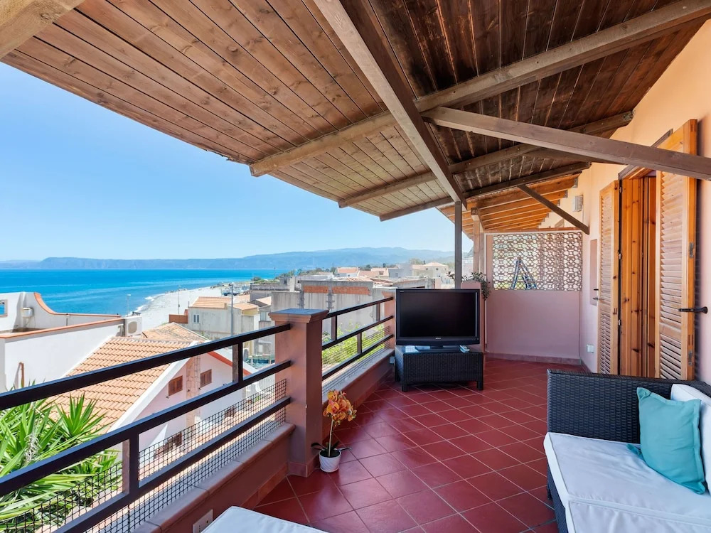 Lovely Villa in Messina near Sea Beach