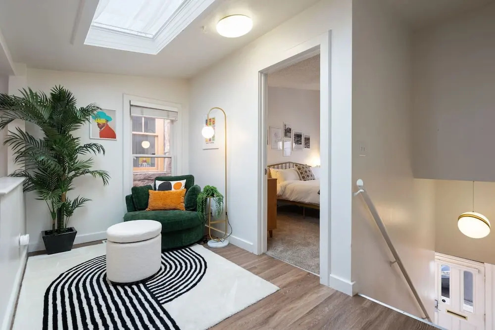 Pine Street Loft – Steps from Old Town Square!