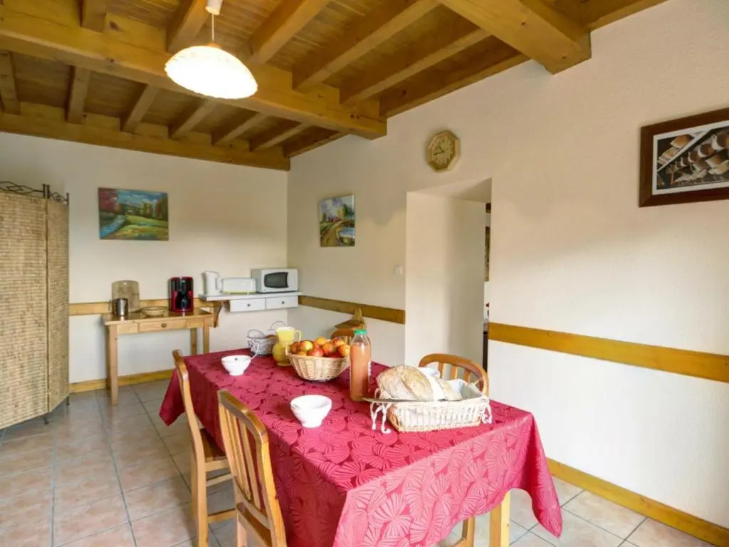 Gîte accueillant pour 7 pers avec cheminée et terrasse - FR-1-496-225