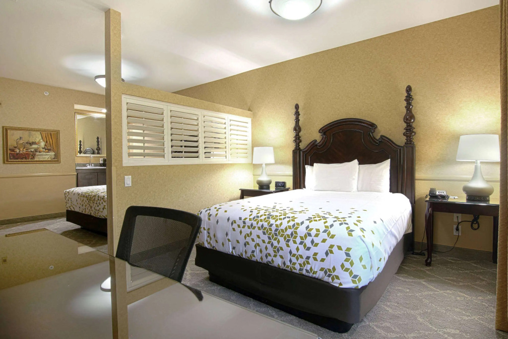 Azure Hotel&Suites Ontario Trademark Collection by Wyndham