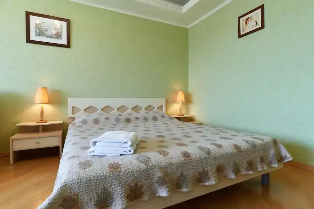 Апартаменты Home-Hotel, ул. Евгения Сверстюка, 8