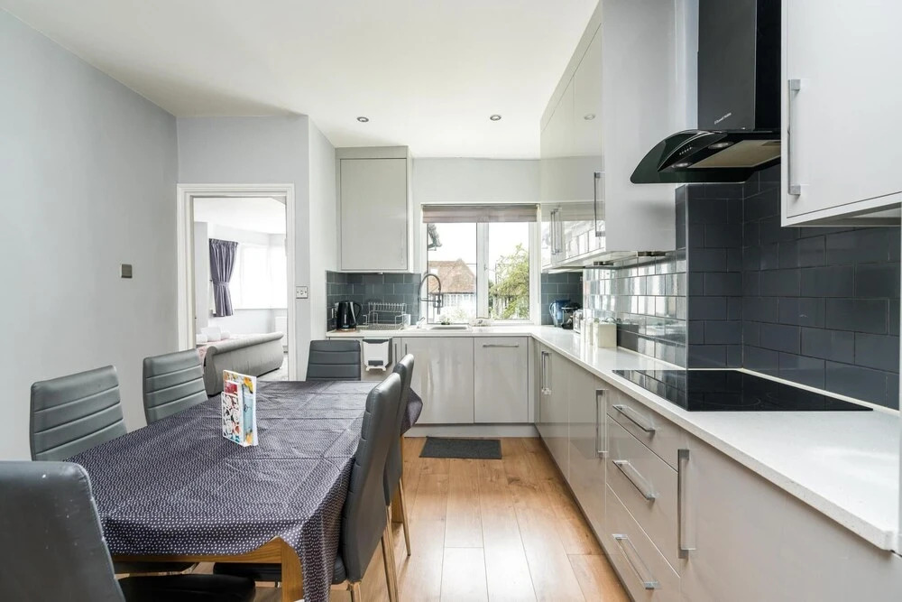 Sleek 2BD Home Close Brent Cross Shopping Centre