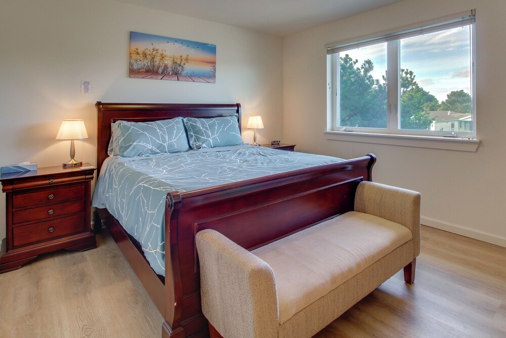 Spacious Bandon Getaway - 2 Blocks to Ocean!