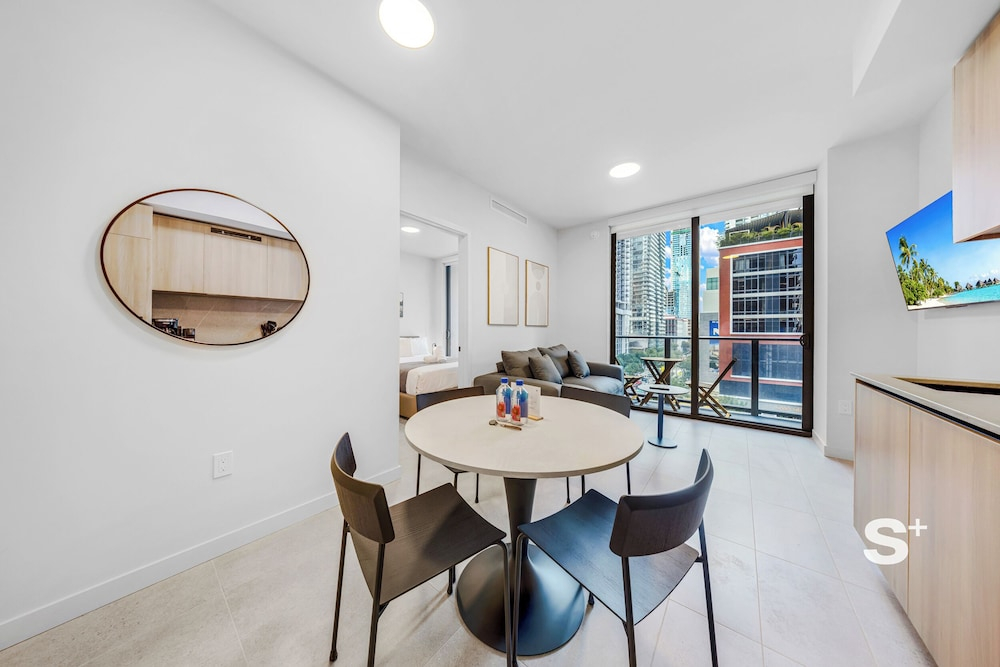 Luxury 1BR and Den in the Heart of Miami