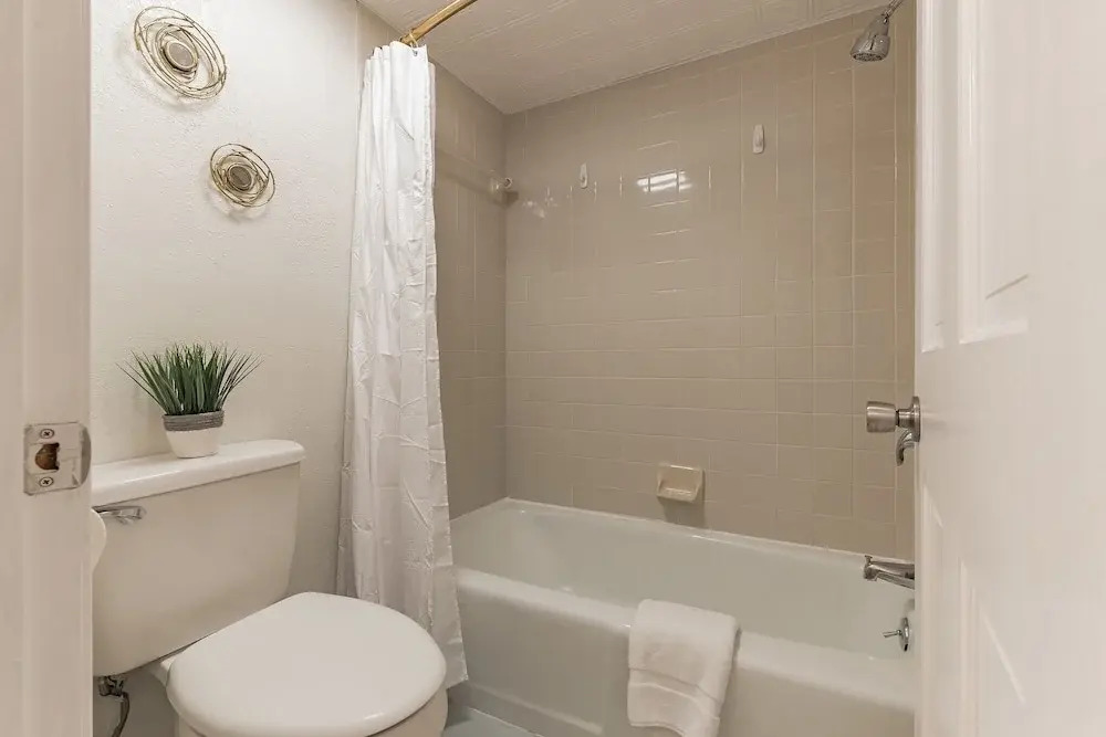 Beachfront, Two Queen Beds, Pool, Hot Tub, Free Parking 1 Bedroom Condo