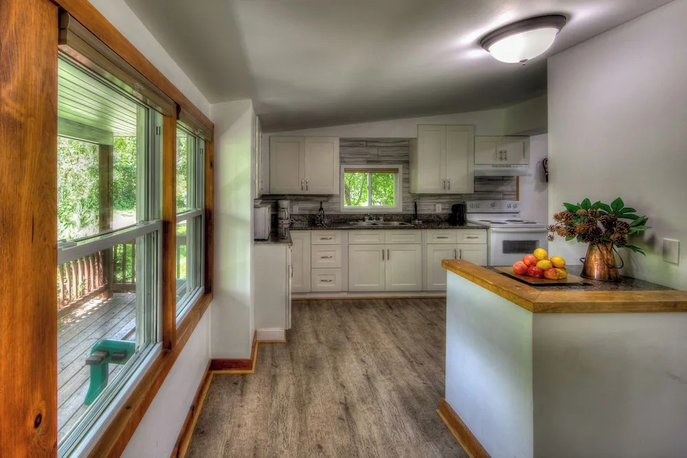 RARE FIND - 6 bdrm Very Private Cottage on 10 acres, Hot Tub, BBQ, Petfriendly