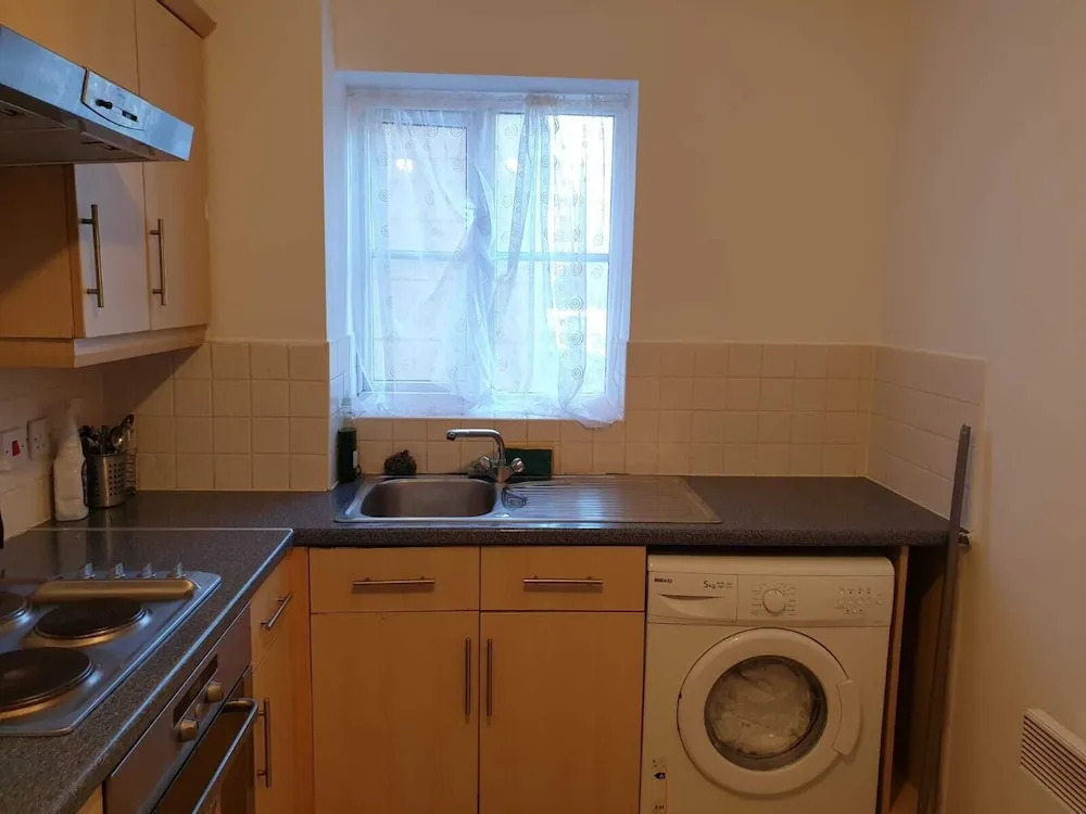 2 Bed Apartment B70 off M6 With Free Parking