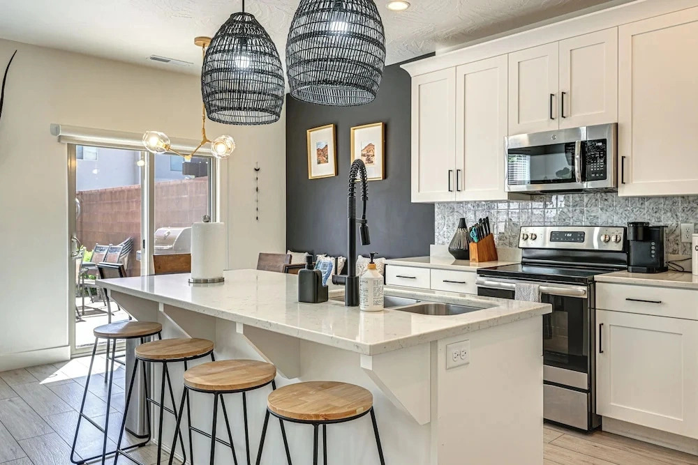 Pool Access, Private Hot Tub: Sleek Washington Gem