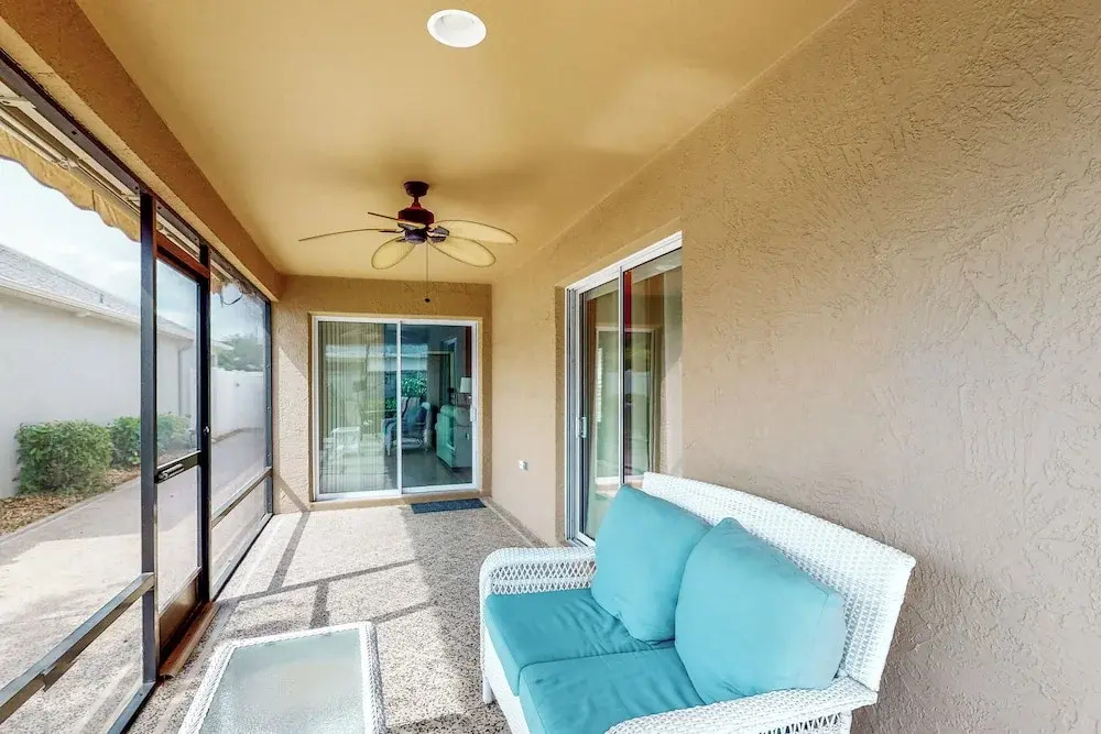 The Cove House: Walk to Brownwood Sq