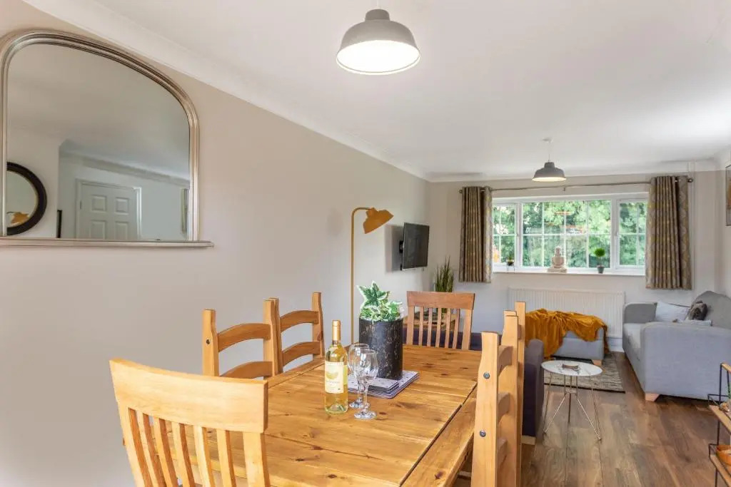 Maunsell House - Charming 3 bedroom house in Ashford centrally located with parking