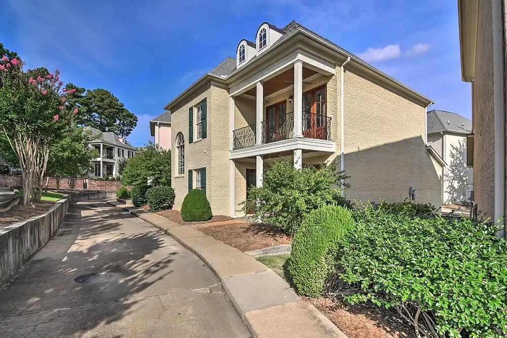 Large, Elegant Home u003c 2 Miles to Ole Miss