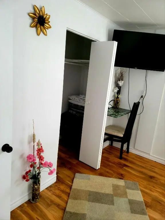 Downtown apartment next to highway netflix+wifi