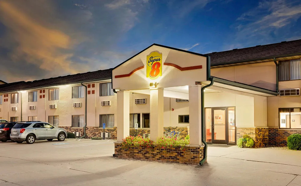 Super 8 St. James