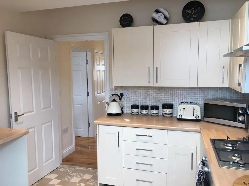 Apartment 4 - striking, 2 bedroom luxury apartment - close to town, mainline rail & theatre