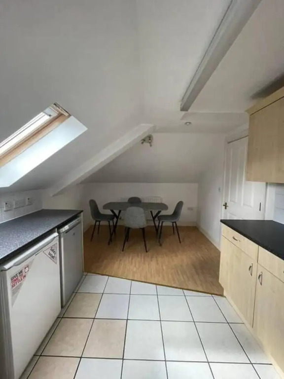 Central top Floor 2-bed Apartment in Swindon