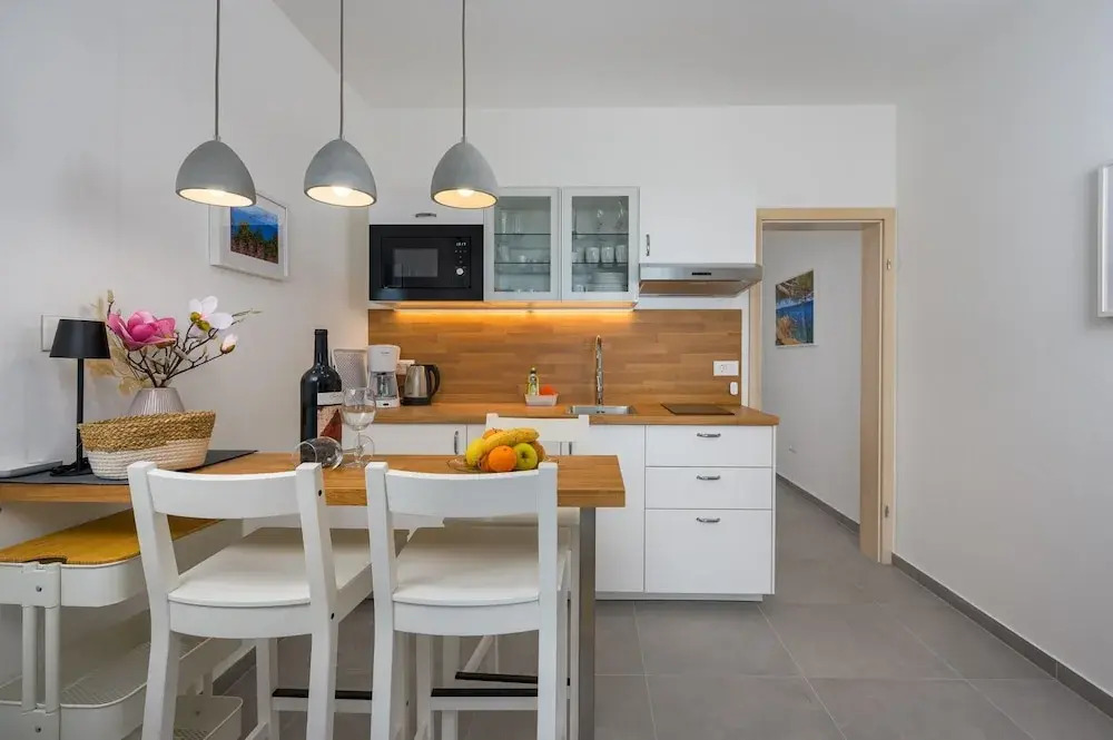 Bright Apartment With Communal Pool