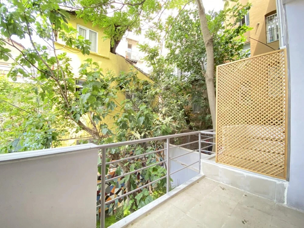 Flat With Balcony Near Flower Passage in Beyoglu
