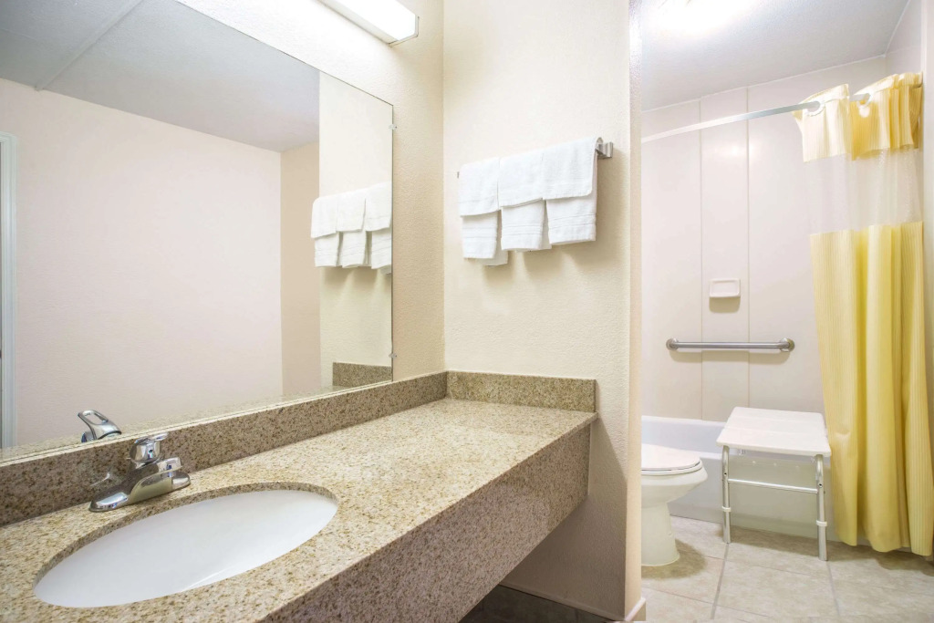 Days Inn by Wyndham Roanoke Hollins Near I-81