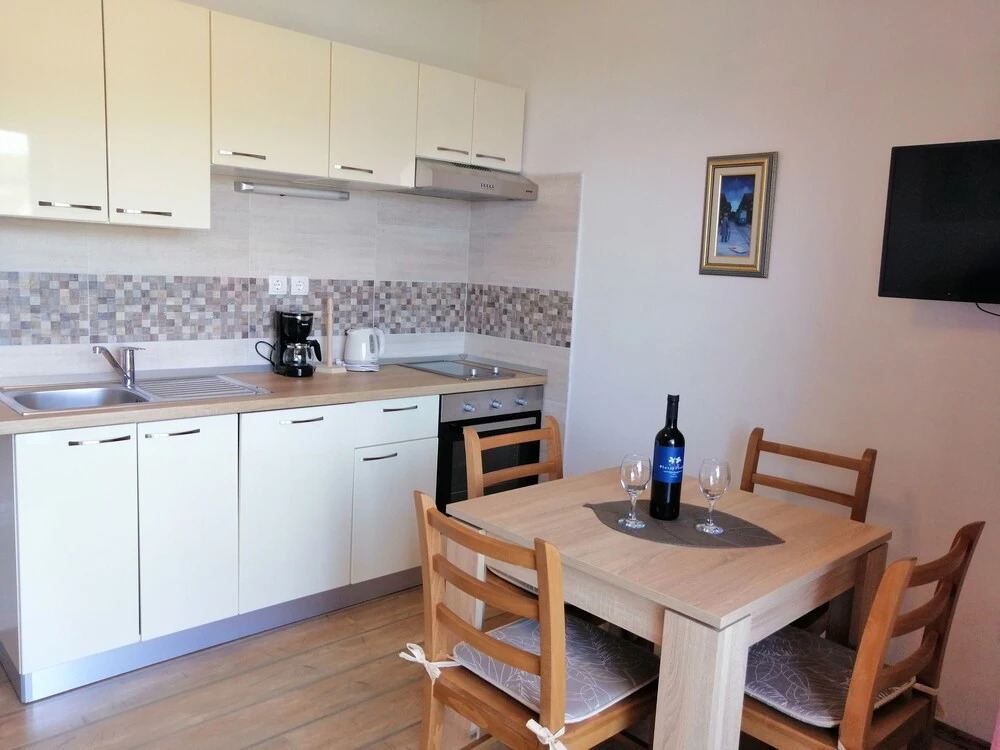Apartments and Room Caric