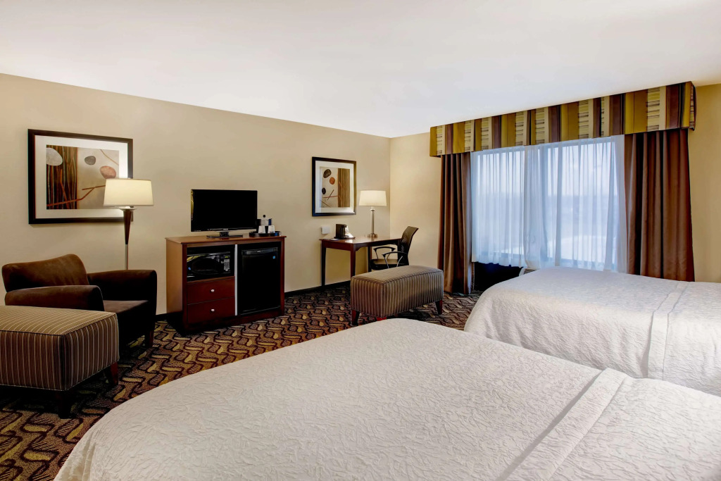 Hampton Inn Dekalb - Near the University