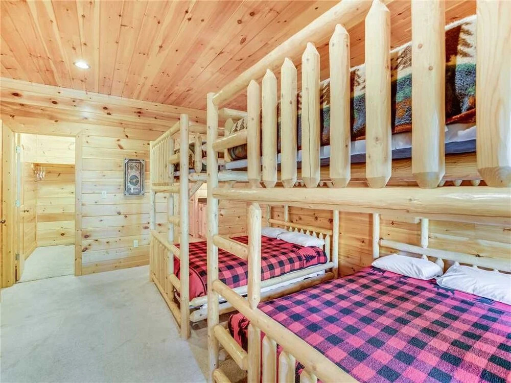 Big Bear Lodge - Five Bedroom Cabin