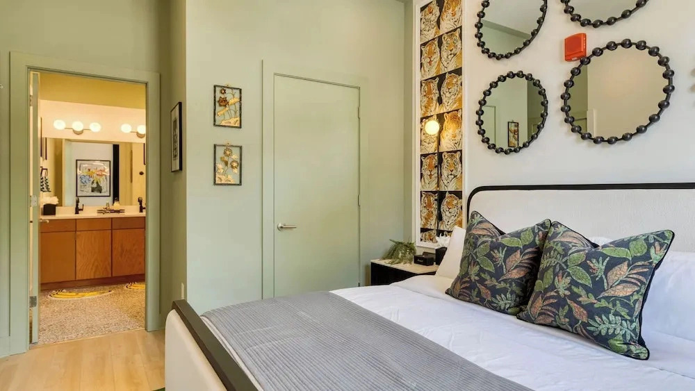 The Bloom House & Cosmic Cowgirl by Avantstay Sleeps 17 + 2 Units Gym + Rooftop + Skyline Views