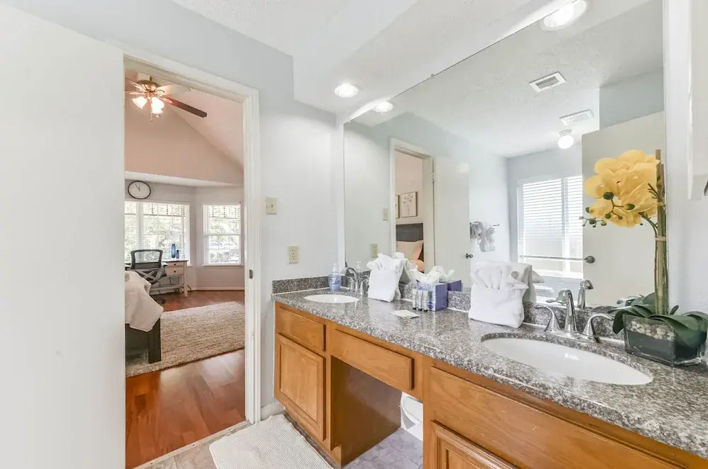 Texas Charm in Houston Westchase, 2 King Bds, Extended Stays, Pet, Chinatown