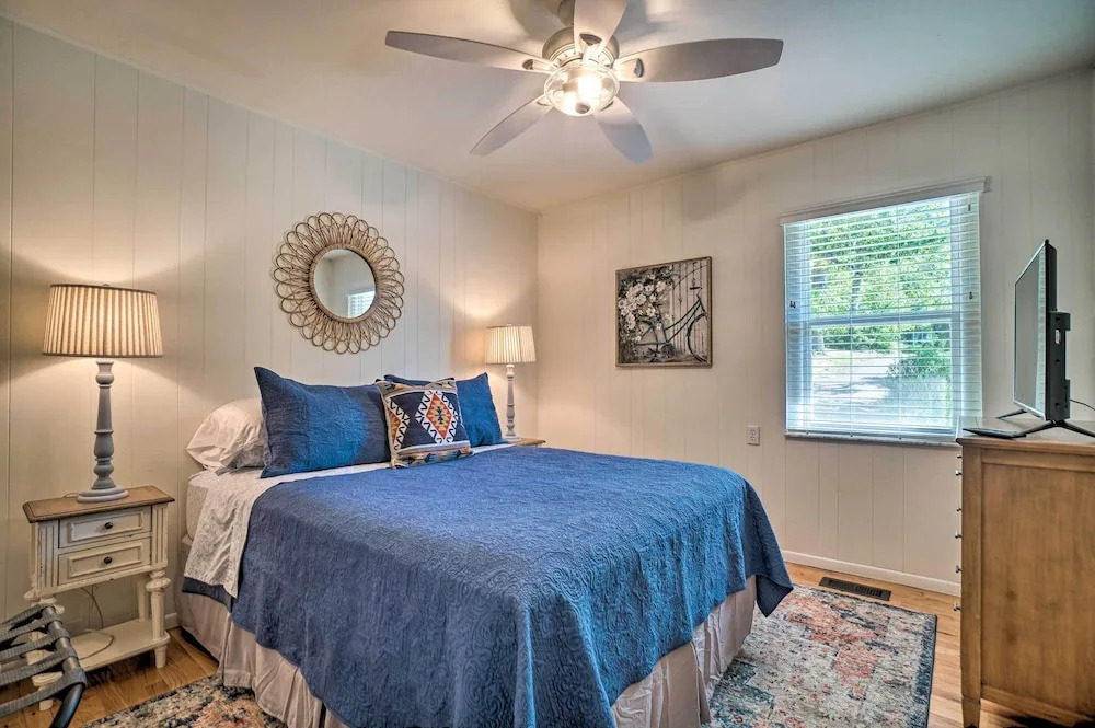 Hayesville Lake Getaway w/ Balcony & Mtn Views!