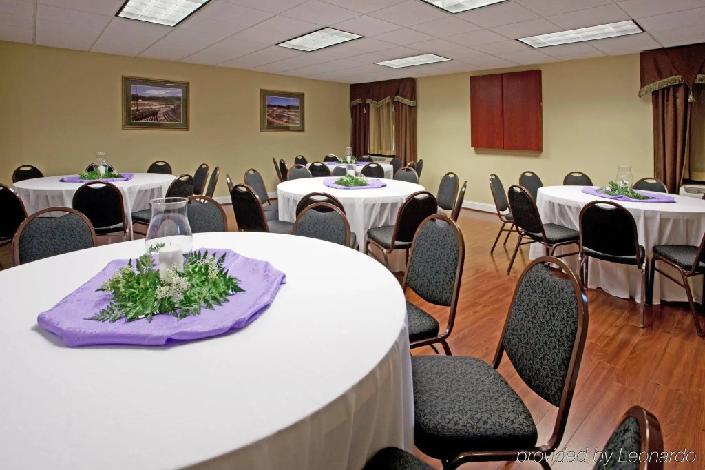 Holiday Inn Express & Suites Charlotte Arpt-Belmont by IHG