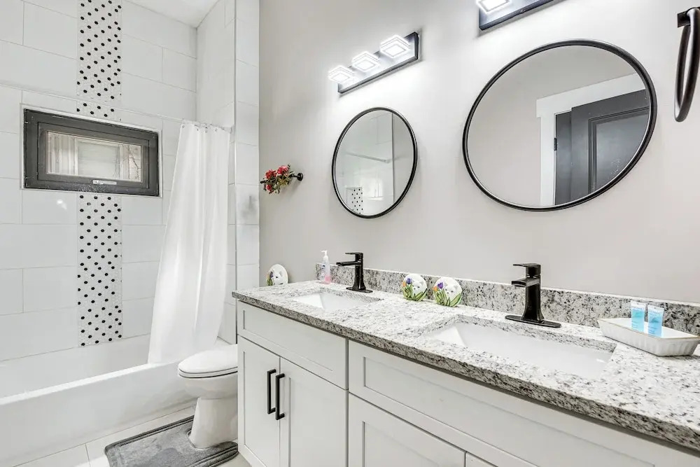 3 Mi to Mercedes-benz: Home w/ Office & Backyard!