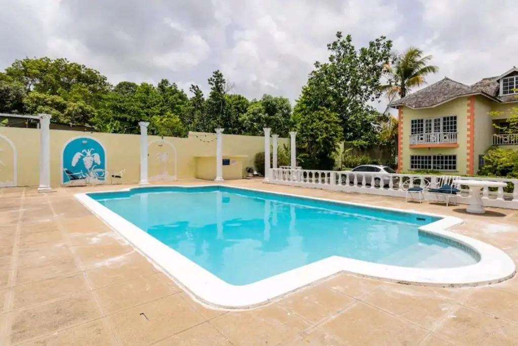 Sleek 4PPL apartment, Pool, Parking, Gated, CCTV & Wifi