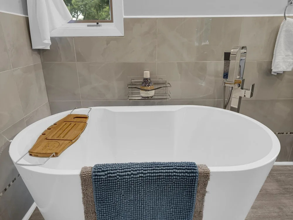 Seacliff Beach Suites - Coastal room, awesome strolling, all amenities, right in town