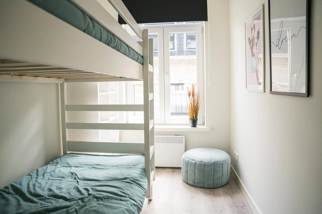 ETAGE 2 - appartement in centrum, 300m van zee mét parking