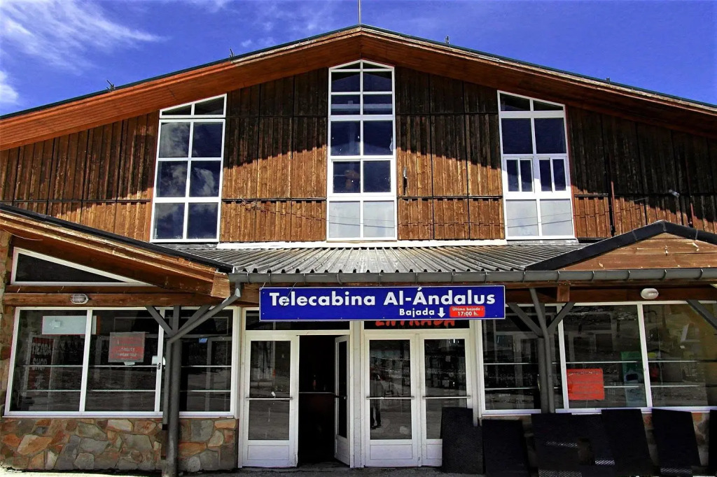 Todosierranevada Zona Baja Varios Edificios Junto A Los Telecabinas