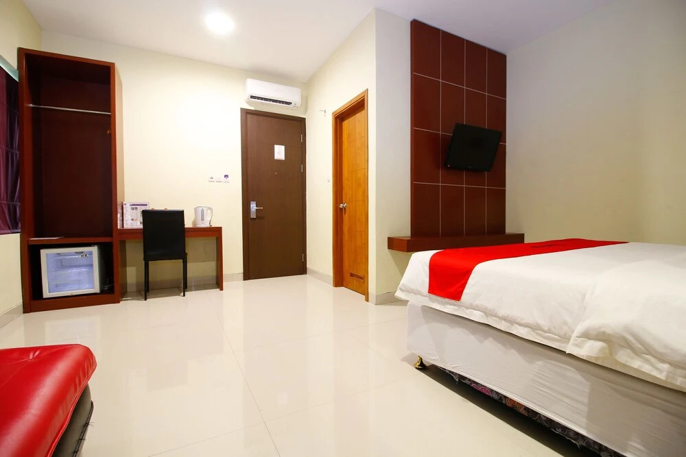 RedDoorz Premium near Nipah Mall