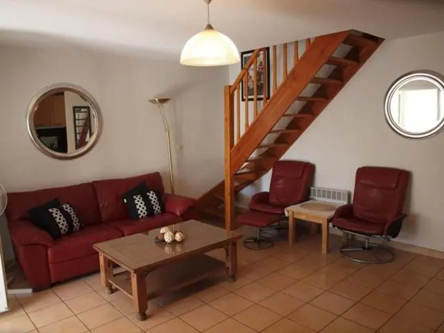 Belle villa 2 chambres terrasse sud parking privatif dans résidence sécurisée avec piscine commune 800 m de la mer LRCS61