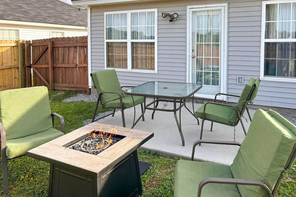 Beach-themed Retreat: 10 Mi to Downtown Charleston