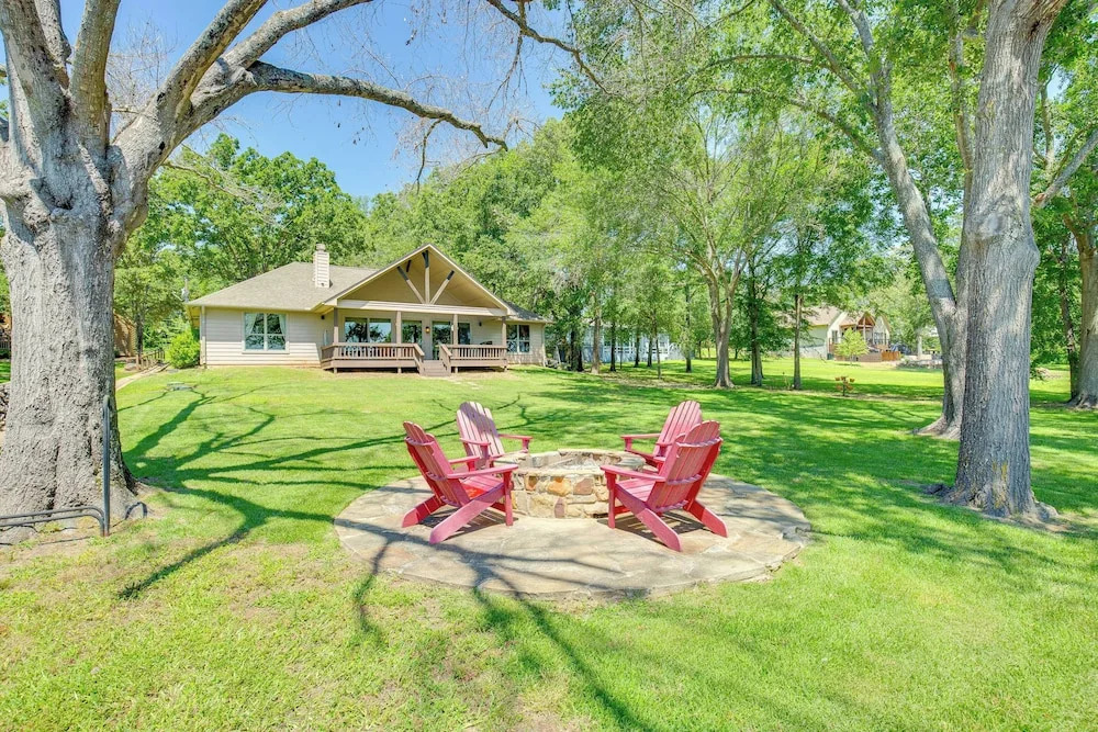 Views & Private Dock: Lakefront Eustace House!