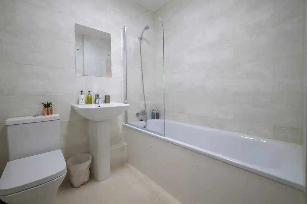 Stay Near Heathrow! Pristine, Convenient & Only 5 Mins to the Terminals