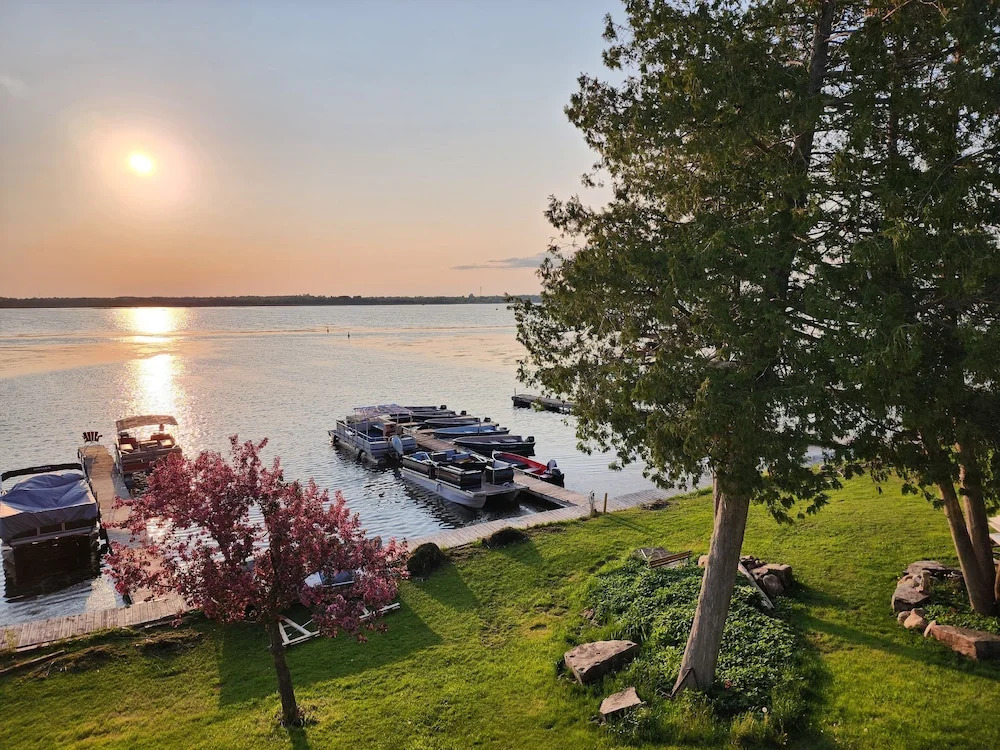 Myriad Fins Cottage and Marina
