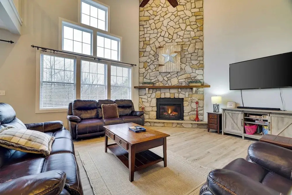 The Nest at Pinecrest by Avantstay Spacious Deck, Game Room, Fire Pit