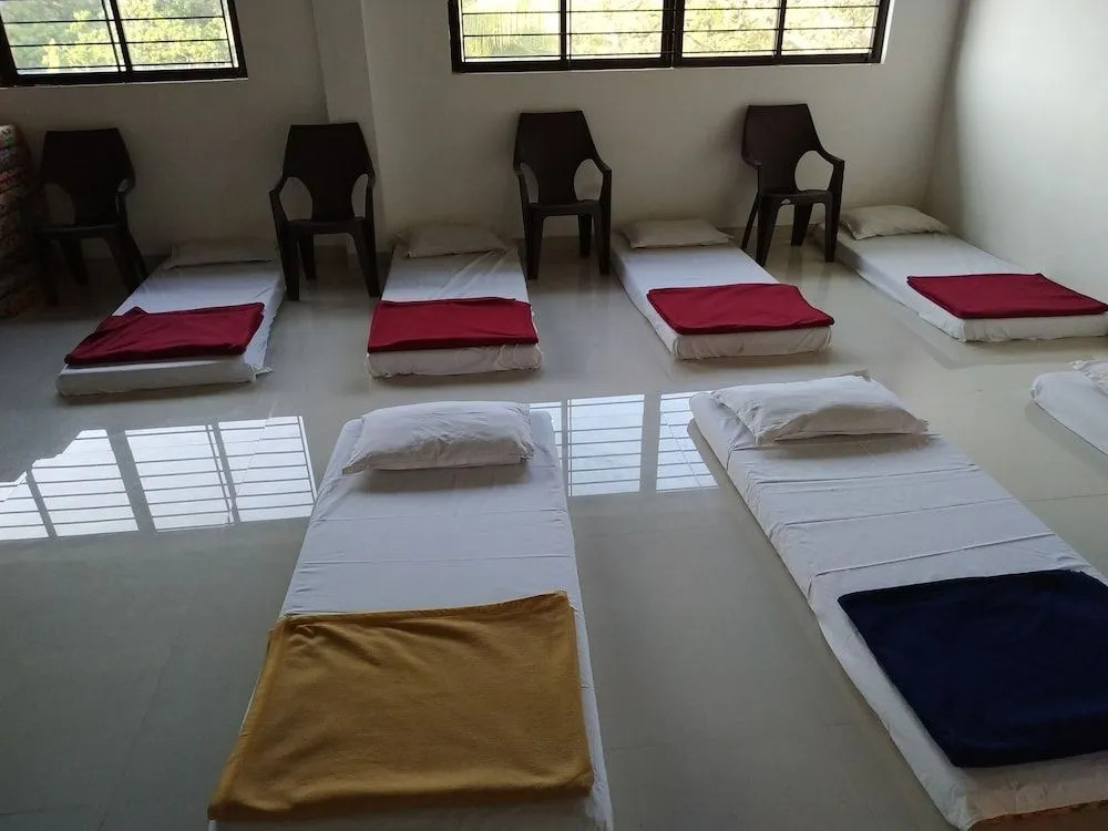 Iroomz Hotel Gananjaya - Hostel